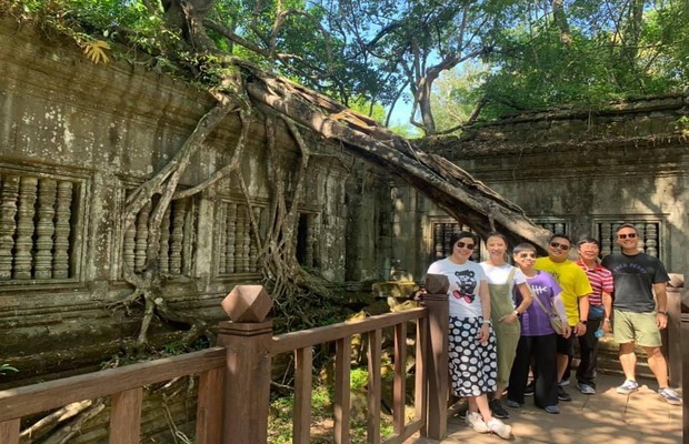 Family photo at Beng Mealea temple